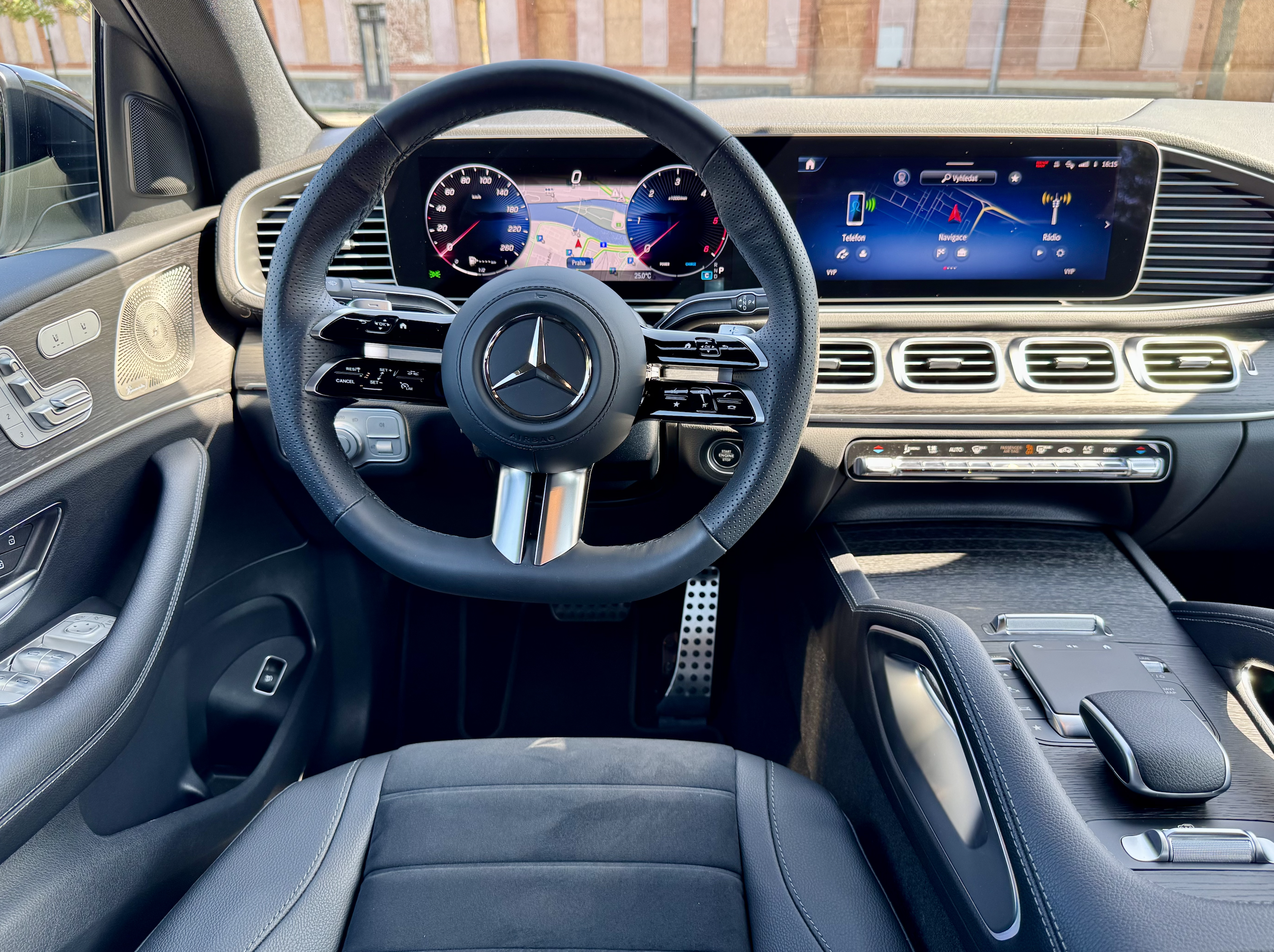 MERCEDES GLE COUPÉ 450d 4MATIC AMG | SKLADEM | FACELIFT | české předváděcí auto | sportovní naftové SUV 367 koní | bílá polar | černé mikrovlákno Microcut | super výbava | VIP sleva | nákup online | AUTOiBUY.com